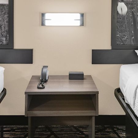 Super 8 By Wyndham Charlottesville Dış mekan fotoğraf