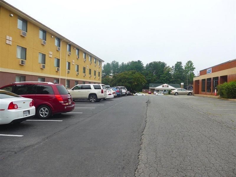 Super 8 By Wyndham Charlottesville Dış mekan fotoğraf
