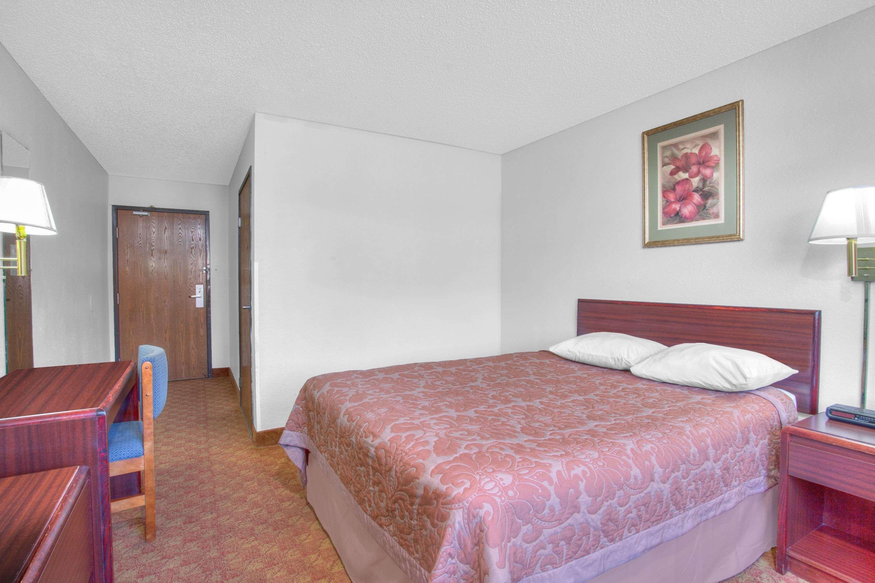 Super 8 By Wyndham Charlottesville Dış mekan fotoğraf