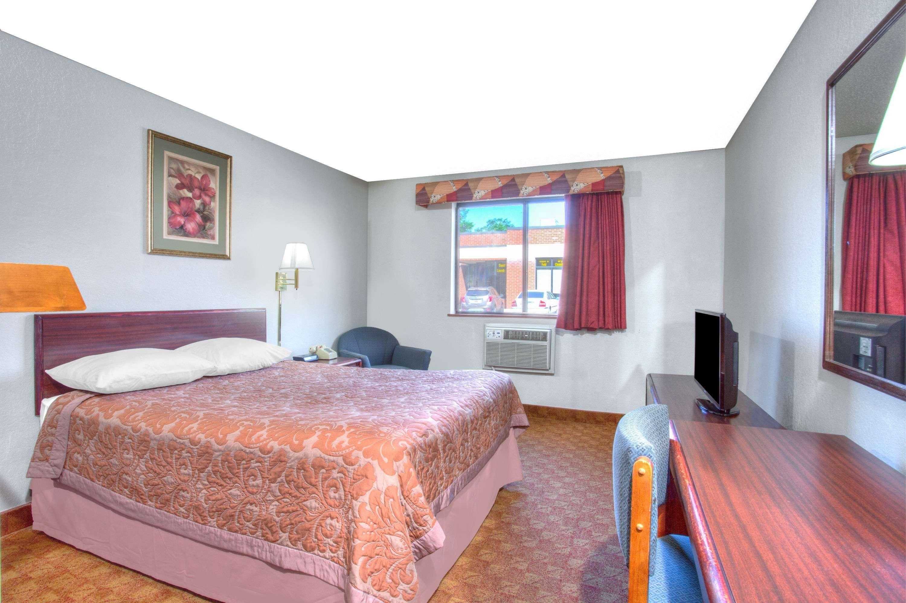 Super 8 By Wyndham Charlottesville Dış mekan fotoğraf