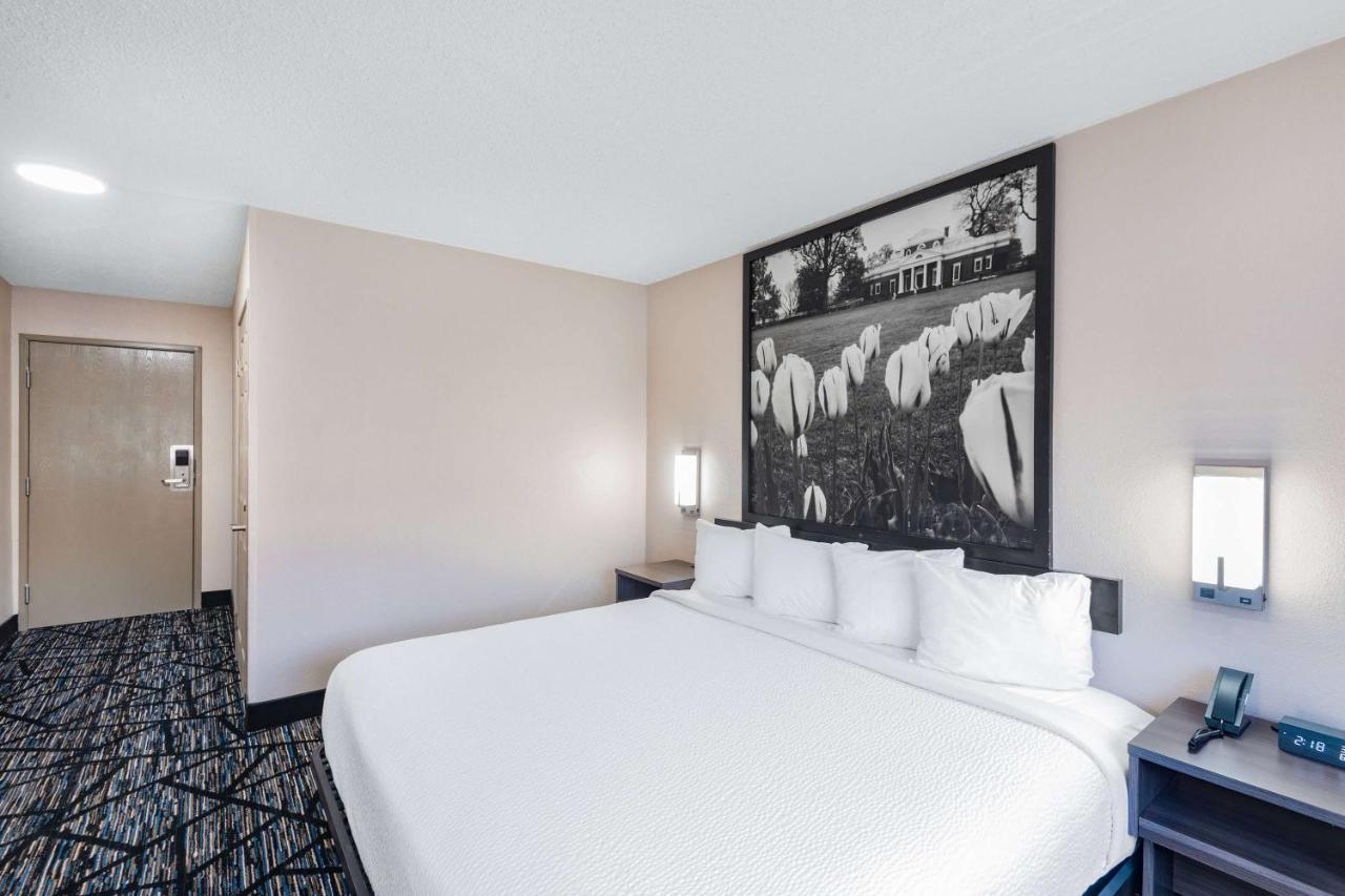 Super 8 By Wyndham Charlottesville Dış mekan fotoğraf